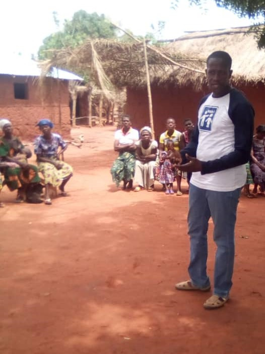 Le président de Étoile Verte Georges Adjanké entrain de dire ses mots de bienvenue à l'assistance