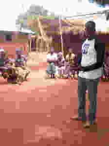 Le président de Étoile Verte Georges Adjanké entrain de dire ses mots de bienvenue à l'assistance