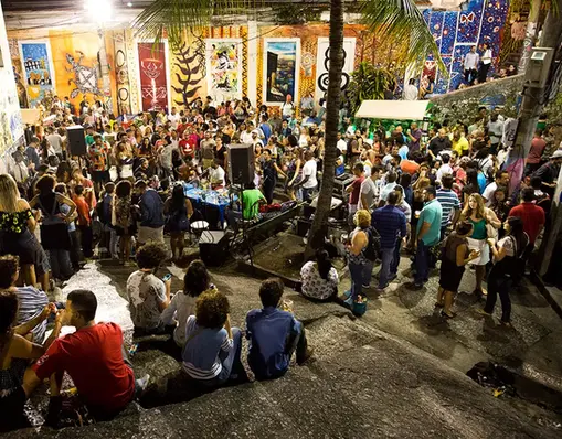 Multidão reunida na Pedra do Sal, Rio de Janeiro, celebrando roda de samba histórica ao ar livre.