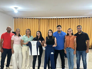 Prefeitura de Zabelê entrega fardamentos a alunos e servidores da Rede Municipal de Ensino