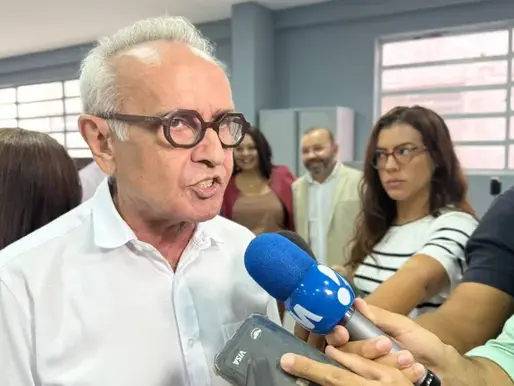 Após oficializar saída do PP e pré-candidatura a governador, Cícero embarca para Portugal para peregrinação a Santiago de Compostela