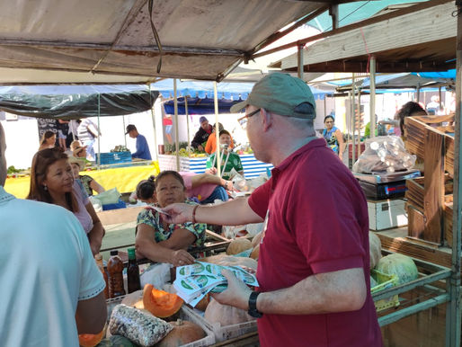 Faltando um dia para a votação, Luiz Miguel é recebido por comerciantes da feira livre de Monteiro
