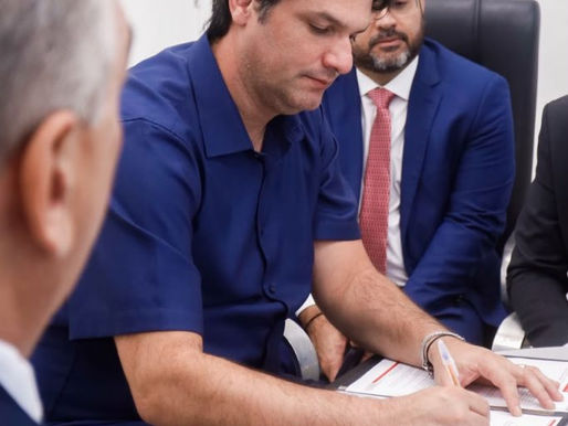 Leo Bezerra assina lei que formaliza doação de terreno para manutenção de estruturas do Judiciário