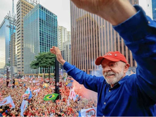 Lula é reeleito presidente pela quarta vez em feito inédito no país