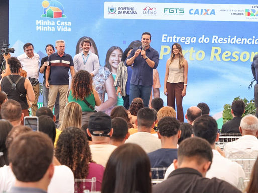 Governador Lucas Ribeiro participa da entrega de residencial para atender 192 famílias com a casa própria