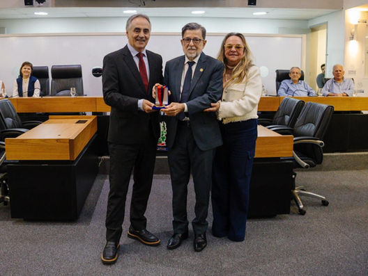 Assembleia concede Medalha Napoleão Laureano ao médico Paulo Germano Cavalcanti Furtado