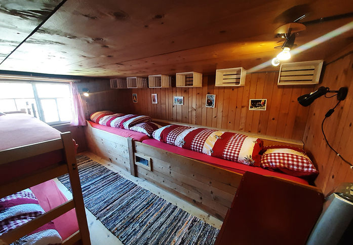 Graubünden Maiensäss Ferienhaus Alphütte, Almhütte Graubünden Schweiz rent Cabin Switzerland Austria Selbstversorger hütte www.berghuetten-mieten.ch