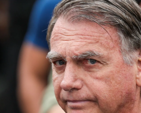 Bolsonaro depõe sobre arma apreendida durante blitz em Brasília.