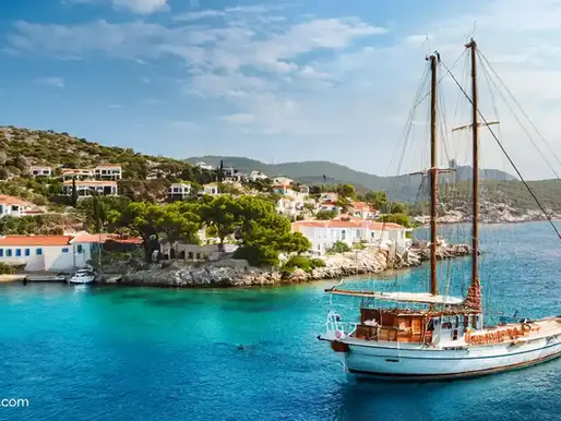 Ein schönes altes Segelschiff in der Adria, türkisblaues Meer, mediterrane Häuser an der Küste, Blogbild zur Reizwortstory: Ein Schiff wird kommen ... Kreatives Schreiben mit interaktiven Schreibjournal mit Reizwortaufgaben, Wortfeger Atelier