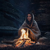 In alten Zeiten sitzt eine Helvetierin alleine am Feuer und denkt nach über ihre Wanderung, Neuanfang und römische Legionen - Kurzgeschichte zum Nachdenken zu Wandbildern der Serie "Schweizergeschichte", inspiriert von Meinrad Lienert, Wortfeger Atelier