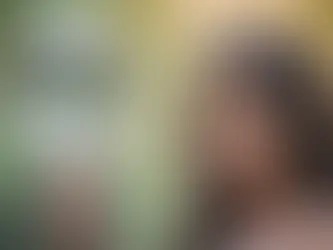 Eine junge hübsche Frau mit langen braunen Haaren schaut in eine Seifenblase vor ihrem Gesicht und berührt sie sanft mit einem ausgestreckten Finger, Blogbild zum Artikel über Intuition stärken und Intuitionstraining und wie wir sie wieder wahrnehmen können. Blog Wortfeger Atelier