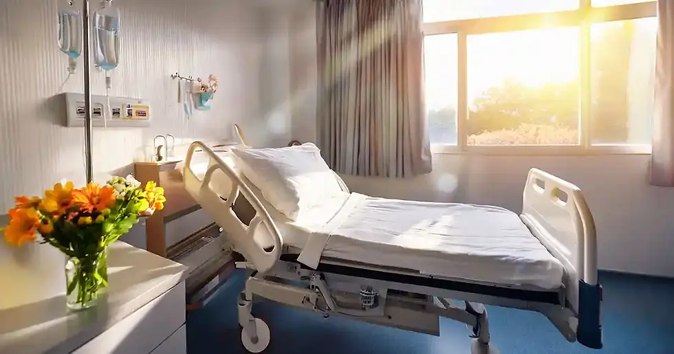 Ein leeres Krankenhausbett in einem Spitalzimmer, Licht fällt durch das Fenster und Blumen stehen auf dem Nachttisch, Blogartikel über die Warnsignale eines überreizten Nervensystems bei Hochsensibilität (HSP), wie Stress, fehlende Resilienz, Kopfschmerzen, Burn-out, Blog Wortfeger Atelier