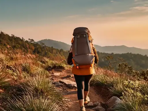 Eine Frau trägt einen großen, vollen Rucksack den Berg hoch, Blogbild zu "Hochsensibel oder nur empfindlich?", Hochsensibilität und Vulnerabilität erklärt, Wortfeger Atelier