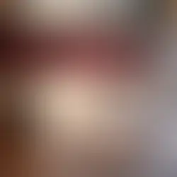 Bistrotisch vor einem Cafe in den Gassen von Paris der 1950er-Jahre, ein Rotweinglas und ein Aschenbecher auf dem Tisch, Blogbild zu "Françoise Sagan: Ein Echo aus Seide und Präzision", Porträt und Reflektionen zur französischen Schriftstellerin, Wortfeger Atelier