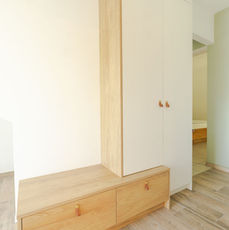 Agencement d’entrée sur-mesure avec banquette et rangements intégrés à La Réunion