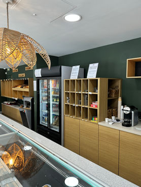 Mobilier sur-mesure pour l'aménagement de la boulangerie Quatre G, réalisé par L'Atelier du Menuisier à La Réunion