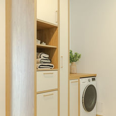 Espace buanderie sur-mesure intégré dans une salle de bains à La Réunion