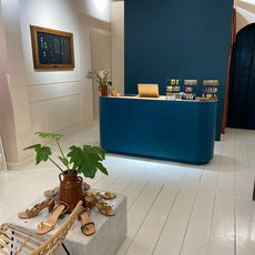 Agencements bleu cobalt pour cette boutique de prêt à porter