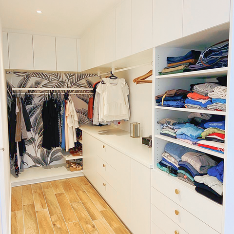 dressing ouvert avec tiroirs, étagères à chaussure