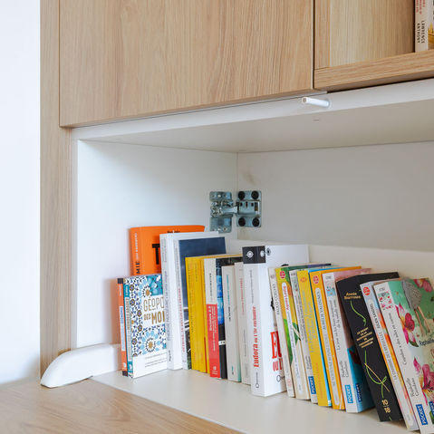 angement fermé intégré dans une bibliothèque sur-mesure en bois