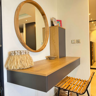 Coiffeuse murale sur-mesure avec plateau bois et tiroirs