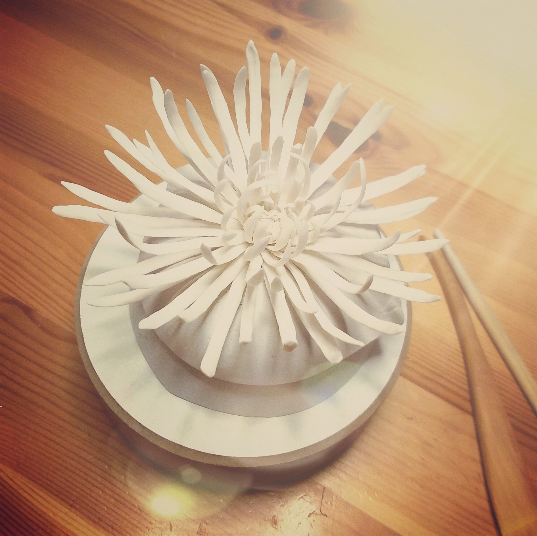 Porcelain chrysanthemum making