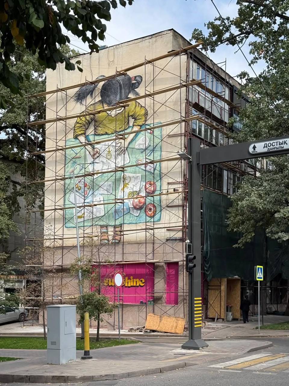Уходят отец яблок девочка с петроглифами в алматы закрывают муралы утепляющими панелями и но