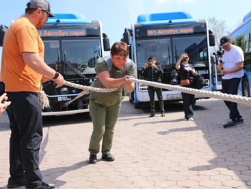 Учительница из Астаны установила мировой рекорд, протащив многотонный автобус
