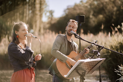 Zweistimmiges Musikduo begleitet Hochzeitsfeier bei Dresden mit Gitarrenbegleitung und emotionaler Live-Musik