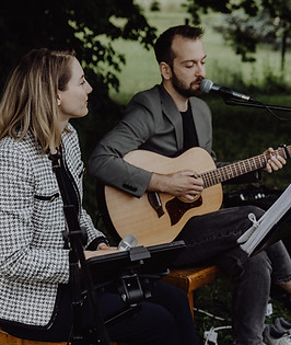 Musikduo aus Sachsen spielt emotionalen Wunschsong zur Trauung im Herberts Hof bei Leipzig
