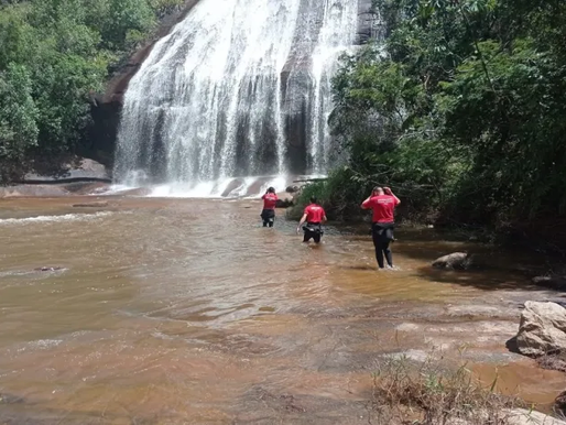 Homem morre afogado na Cachoeira do Jangadeiro em Catuji - MG