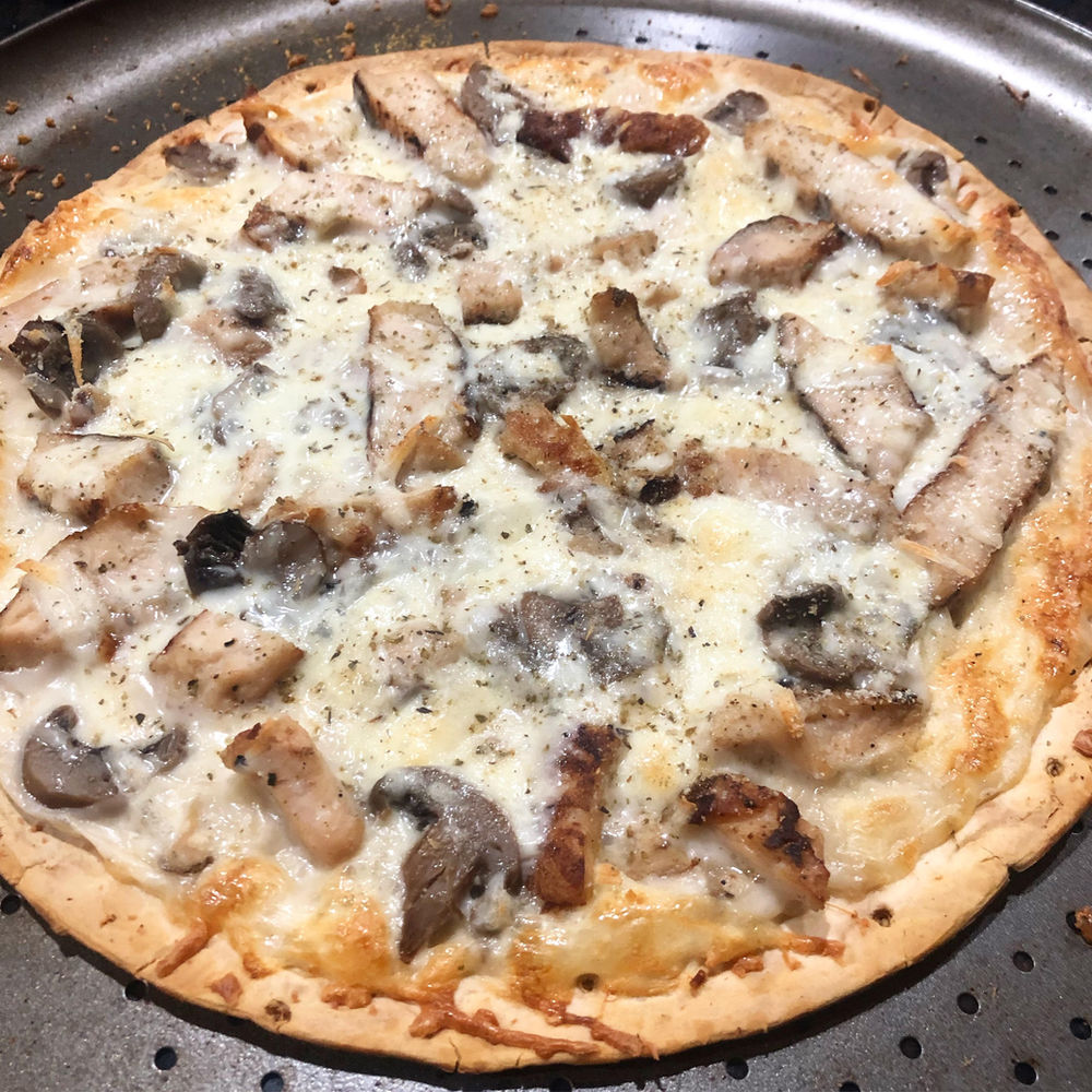 WHITE CHICKEN & MUSHROOM PIZZA
