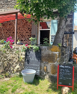 Terrasse extérieure du snacking et gîte à Ussel en Haute-loire sur le chemin de Stevenson