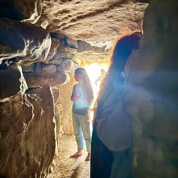 Viaje a Avalon Glastonbury Myriam Aram viajes organizados a glastonbury Avalon viajes sagrados viaje a Avalon 2026 viaje espiritual a glastonbury retiro iniciático viaje iniciático viaje sagrado Avalon Maria Magdalena Hermandad de la Rosa Isla de Avalon Merlín Morgana Rey Arturo Ciudad de luz de Avalon Camino del Dragón Viaje Místico Viaje a Inglaterra Crop Circle Círculo de las cosechas Tintagel Cornualles hadas bosque de hadas druidas laberinto 