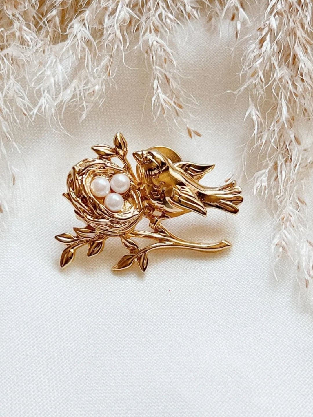 Pin de pajarito con perlas