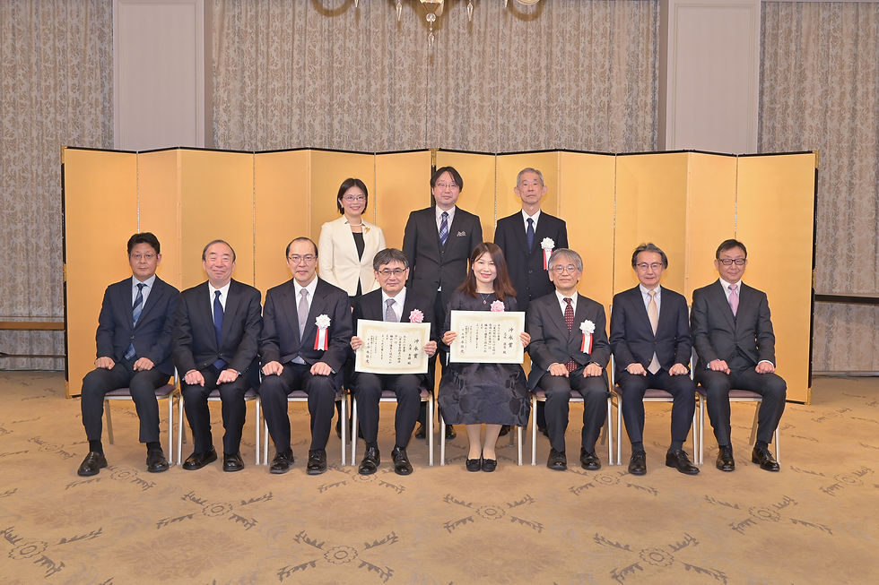 表彰式終了後の記念写真（受賞者、審査委員）