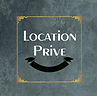 Logo Location Prive, texte blanc sur fond gris, ornement doré, accueil possible.