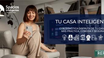 Mujer manejando su casa inteligente desde su celular gracias a Espacios Inteligentes By en Querétaro México