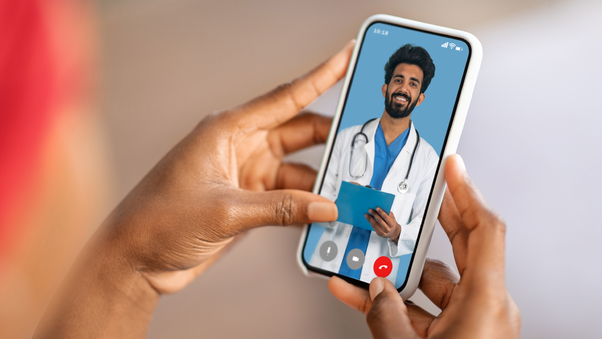 Médico orientando paciente