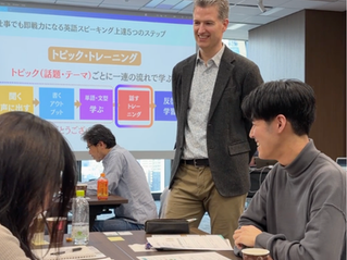 アーサーが大阪セミナーで英語学習者と話している
