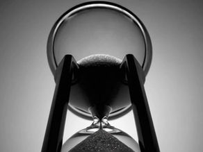 De Zandloper van Bewustzijn – Van Beheersing naar Belichaming