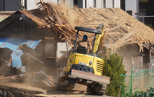 アパートの解体。ユンボ使用