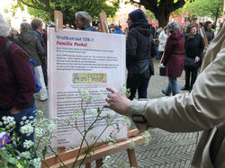 Lezen van gedenkposters. Foto: Bernadette Gerats