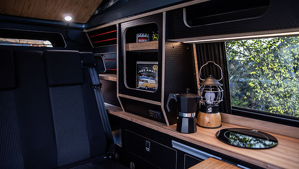 • Banquette sur rails homologuée route 2 places covertible lit. (3 places en option)
• Modules en Bouleau disposant d'un revêtement structuré indestructible. (Different matériaux possible)
• Table et plan de travail en Hêtre.
• Pied de table sur rail.
• Isolation intégrale du véhicule en aluminium multicouches.
• Revêtement de sol en PVC.
• Pack "Habillage cloisons et plafond".
• Pack "Energie durable et renouvelable".
• Pack "Réseau électrique 12 V et éclairage LED".
• Habillage des parties métalliques en feutrine.
• Huilage des plans de travail et facade de meuble en Bambou massif.
• Ventilation haute et basse conforme aux normes DREAL.
• Extincteur poudre 1 Kg.
