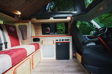 interieur de van amenage en bois