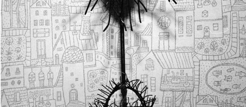 Shinkichi Tajiri’s sculpture Sun (forged iron, 1950s) in front of his wallpaper design Künstlertapete Kleine Stadt (1952)