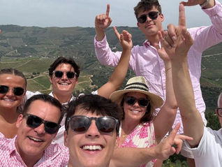 Viajantes felizes "tureando" pelo Douro
