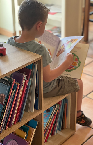 enfant qui lit un livre.heic