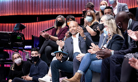 Animation d’une émission live hybride avec interactions à distance.