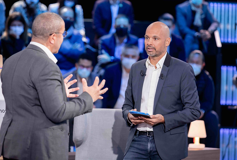 Luc Terrier accompagnant un intervenant lors d'une intervention après un travail de préparation